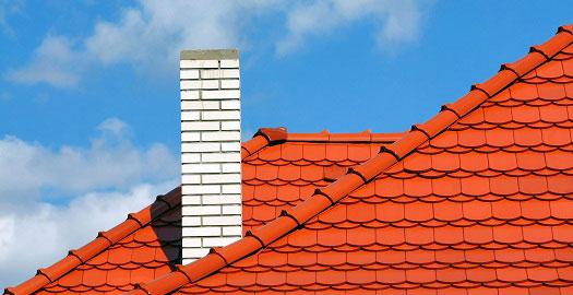 Colocação de revestimento A não colocação de argamassa excessiva aquando da fixação do revestimento de telhas que constitui a cobertura é muito importante para não submeter a estrutura de suporte a uma carga excessiva que poderá comprometer a sua capacidade resistente.