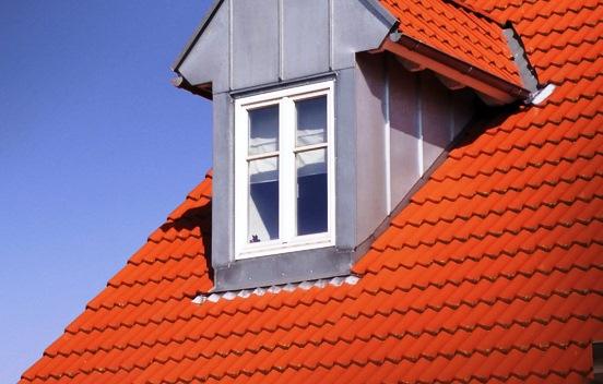 Impermeabilização de coberturas A impermeabilização de coberturas, terraços e varandas deverá ser executada fora da época das chuvas de modo a que os trabalhos sejam executados sem que ocorra o risco da entrada de água.