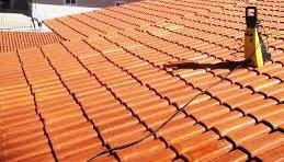 A CASA VIVA trabalha com parceiros especializados em limpeza de telhados. É extremamente importante realizar a remoção periódica de musgos, líquenes e sujidades que se acumulam numa cobertura ao longo do tempo.