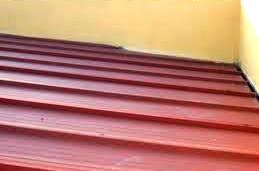 Soluções técnicas para telhados Uma cobertura pode ter um revestimento constituído por chapas metálicas. Este tipo de solução inclui normalmente camadas de isolamento e impermeabilização sob o revestimento.