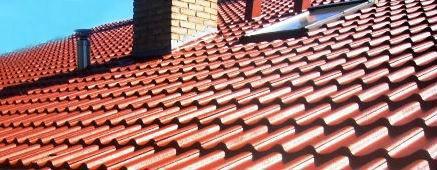 Soluções técnicas para telhados A argamassa que serve de fixação das telhas tem um coeficiente de dilatação térmica diferente das telhas, daí que quando a cobertura experimenta variações térmicas as telhas, com argamassa de fixação excessiva, têem pouca liberdade de movimento o que poderá levar à sua fissuração.