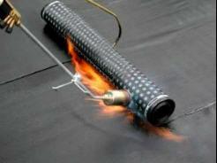 A ligação entre membranas de impermeabilização faz-se ao longo de juntas de sobreposição, que por sua vez são feitas com recurso a soldadura por meio de chama.