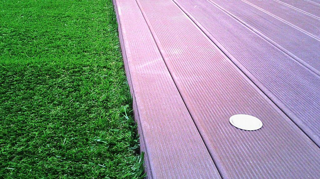 A madeira pode ser uma boa solução para pavimentos exteriores. Este tipo de madeira é tratada para poder estar sujeita às solicitações do exterior sem se degradar.