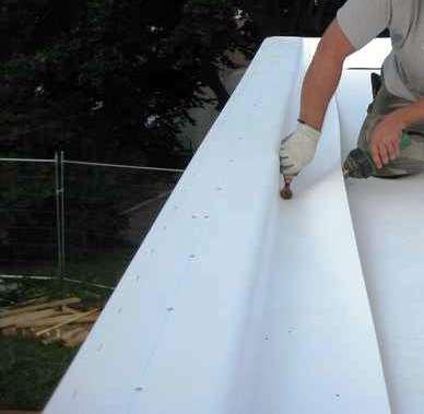 Nas coberturas em terraço, quando se utilizam betões leves para definir a penente, é fundamental a aplicação de uma betonilha de regularização sobre a camada do betão leve.