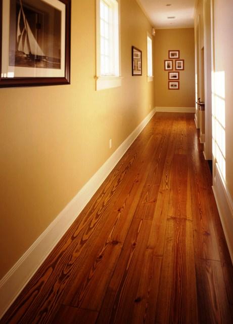 Entre os tipos de madeira portuguesa utilizadas para pavimentos destacamos o Carvalho, a Cerejeira, a Faia, a Nogueira e o Eucalipto.