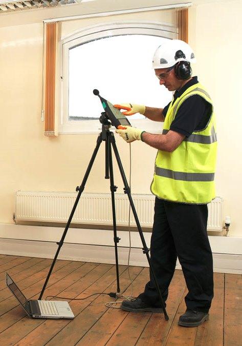 Peritagem técnica de acústica A Acústica de Edifícios corresponde à Medição do isolamento sonoro a sons aéreos entre compartimentos; Medição do isolamento sonoro a sons aéreos de fachadas e elementos de fachada; Medição do isolamento sonoro a sons de percussão de pavimentos; Medição dos tempos de reverberação.