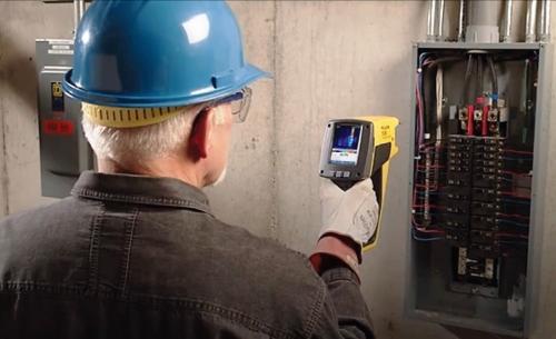 Peritagem técnica de térmica Os serviços de peritagem térmica permitem realizar diagnósticos aprofundados do estado actual do edifício, em termos energéticos e do ar interior, e estudar o desempenho energético-ambiental dos edifícios, caracterizando os fluxos energéticos que neles ocorrem.