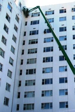 Manutenção de edifícios Um bom estado de conservação da pintura das fachadas permite uma economia considerável nos custos de manutenção de edifícios.