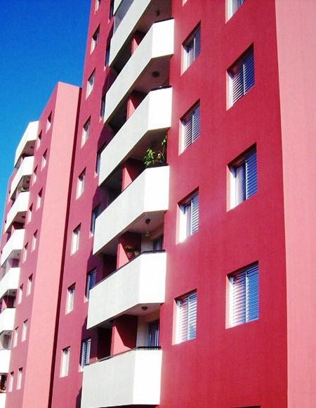 Manutenção de fachadas Nas fachadas existem diversos tipos de intervenção desde a reparação de fendas ou fissuras, substituição de elementos que atingiram o fim de vida útil, limpeza com recurso a diferentes métodos de acordo tendo em conta a pátina do edifício, remoção de revestimentos degradados, entre outras.