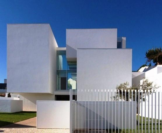 Pintura de edifícios O maior inimigo da conservação dos edifícios é a água. Uma pintura em bom estado de conservação é essencial para uma proteção eficaz. Desta forma, um bom estado de conservação da pintura das fachadas permite uma economia considerável nos custos de manutenção de edifícios.