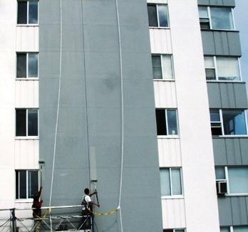 Pintura de edifícios A CASA VIVA conta com uma equipa de técnicos especializados que o podem aconselhar e ajudar na escolha da melhor solução. Dê à sua casa uma vida nova de "cara lavada".