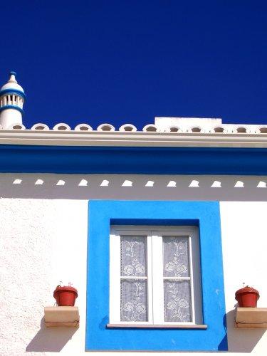 Pintura de habitações Um dos maiores inimigos da conservação dos edifícios é a água. Uma pintura em bom estado de conservação é essencial para uma proteção eficaz.