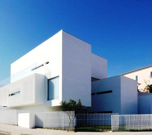 Pintura de habitações A escolha das tintas a utilizar deverá ser feita com especial atenção. Há muitas formas de poupar numa obra mas a qualidade das tintas nunca deverá ser descurada.