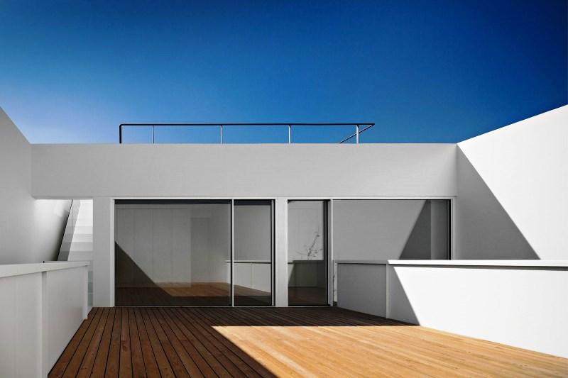 Pintura de habitações A escolha das tintas deve sempre ter em linha de conta factores como a qualidade pretendida, o fim a que se destina, factores económicos, a superfície a revestir e a localização da mesma - pintura interior, pintura exterior, pintura em zona húmida ou pintura em zona seca.