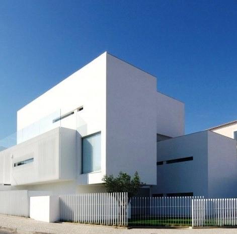 Recuperação de moradias Nas fachadas existem diversos tipos de intervenção desde a reparação de fendas ou fissuras, substituição de elementos que atingiram o fim de vida útil, limpeza com recurso a diferentes métodos de acordo tendo em conta a pátina do edifício, remoção de revestimentos degradados, entre outras.