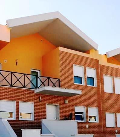 Remodelação de fachadas As remodelações, realizadas à imagem de cada cliente e dando resposta às suas necessidades, são uma boa oportunidade para corrigir possíveis anomalias a nível construtivo, funcional ou mesmo ambiental, conferindo simultaneamente modernização e beneficiação aos espaços a remodelar.