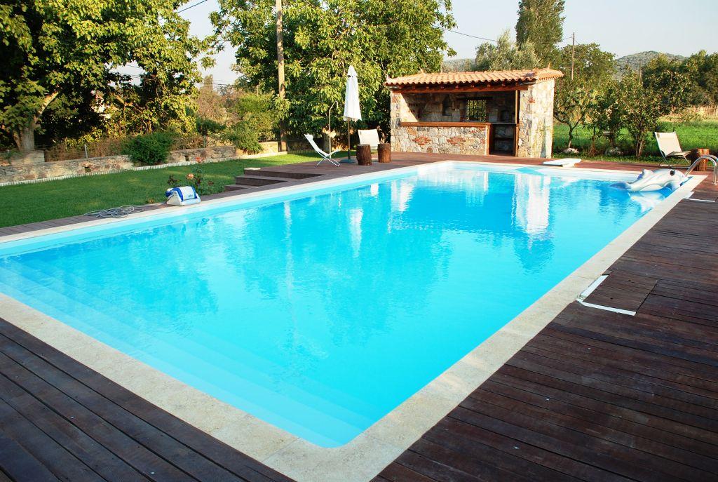 Existem muitos acessórios com que pode equipar a sua piscina como iluminação, aquecedores, filtros especiais, entre outros.
