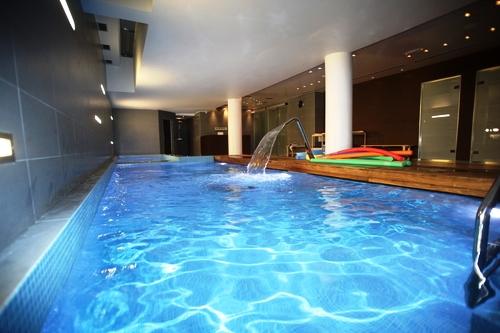 Ao planear a construção de uma piscina há que ter em conta a estrutura da piscina, a impermeabilização, os revestimentos, a filtragem e o tipo de solo onde a vai implantar.
