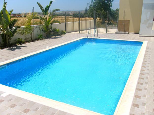 Existem vários tipos de piscina bem como modos de execução variando desde a estrutura até à impermeabilização, ao revestimento e à filtragem.