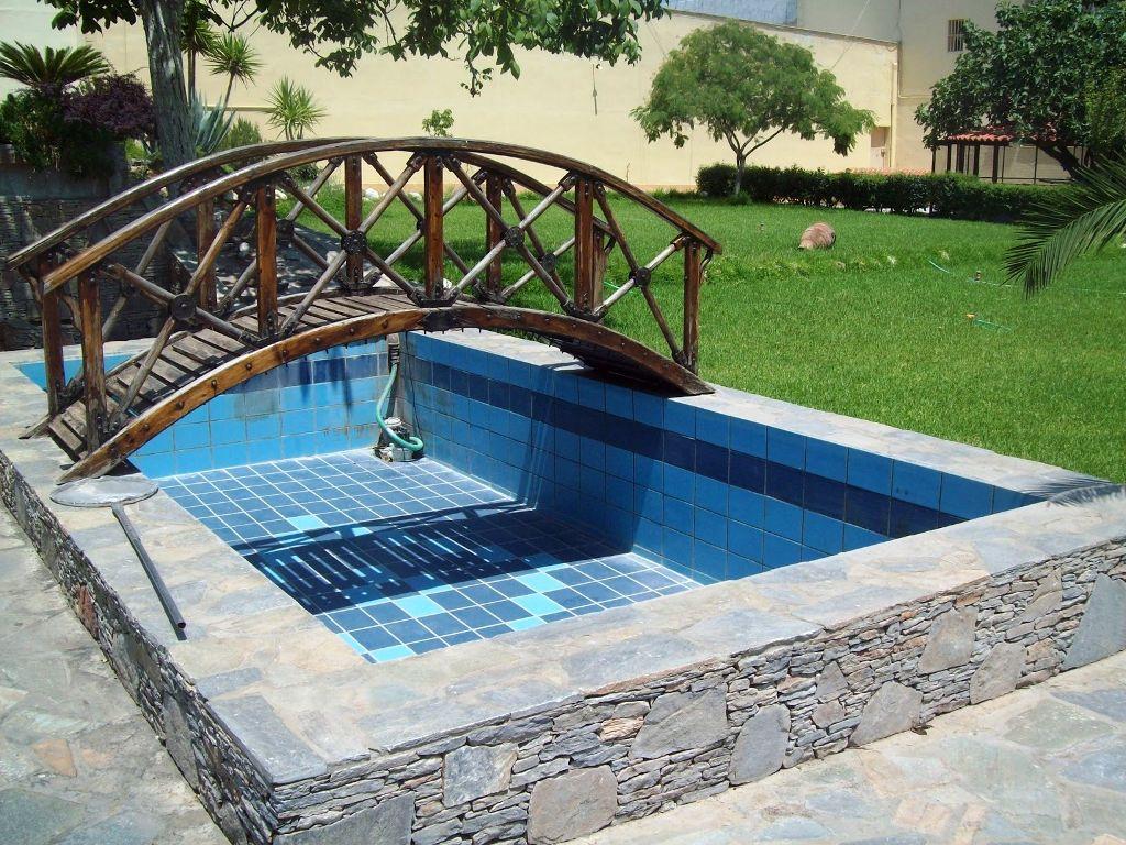 As piscinas de betão armado ou alvenaria são as mais tradicionais e podem ser projectadas em qualquer formato e tamanho. A estrutura, toda em betão armado ou em alvenaria de tijolo, dependerá do cálculo e do projecto de engenharia.