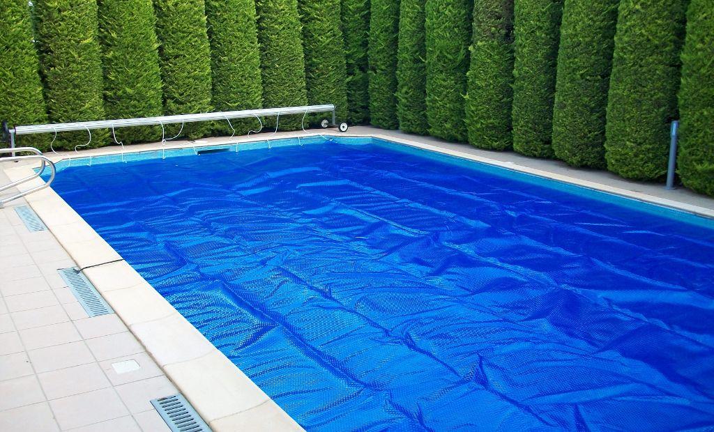 Apesar das piscinas pré-moldadas já serem revestidas pode sempre aplicar-se outro revestimento sobre a fibra de vidro.