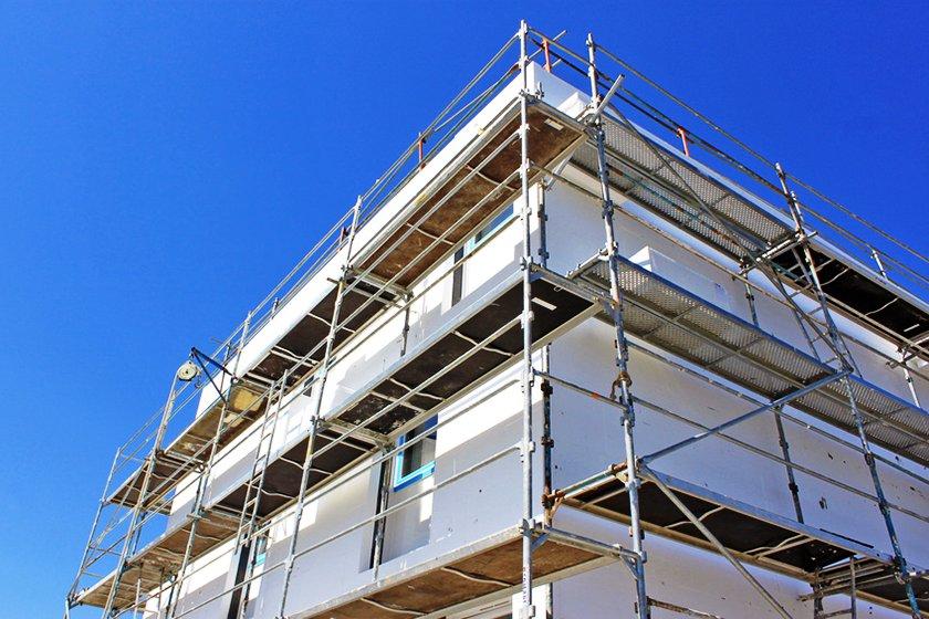 Fachadas de edifícios A constante exposição a que estão sujeitas as fachadas de edifícios, torna-as susceptíveis ao desenvolvimento de patologias, exigindo trabalhos de manutenção, e, muitas vezes, trabalhos de recuperação total.