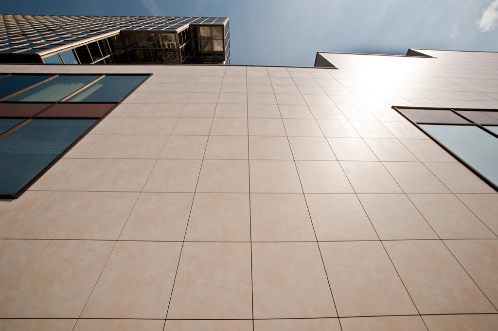 Fachadas de edifícios A falta de manutenção das fachadas, além dos prejuízos estéticos e consequente desvalorização patrimonial, pode levar a condições de insalubridade, arriscar a segurança de utilizadores e transeuntes, entre outros problemas.