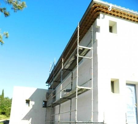 Fachadas de edifícios A equipa da CASA VIVA conta com técnicos especializados que analisarão as diferentes patologias do seu edifício e apresentar-lhe-ão o conjunto das melhores soluções de recuperação e conservação de fachadas, tendo em conta a protecção mais duradoura e a redução de futuros custos de manutenção.