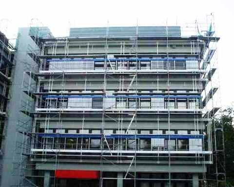 Fachadas de edifícios A pintura com andaimes possibilita um melhor acesso a todas as partes e os resultados costumam ser melhores. A vantagem também é que uma pintura com andaimes pode ser facilmente fiscalizada. Caso seja esta a opção tomada, tenha em conta a segurança contra roubos pois os andaimes podem facilitar o acesso de estranhos. Para tal existem alarmes de andaimes e deverão ser recolhidas as escadas de acesso aos andaimes todas as noites.