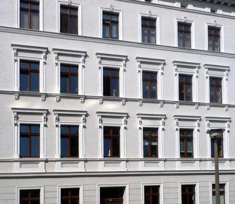 Fachadas de edifícios A fachada é o elemento do edifício com a maior área de contacto com o exterior, logo a sua protecção contra os agentes exteriores (águas pluviais, agentes biológicos, etc) é fundamental para garantir a sua preservação.