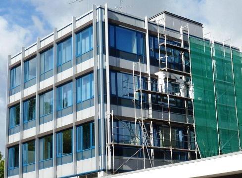 Reabilitação de fachadas A pintura com andaimes possibilita um melhor acesso a todas as zonas da fachada e os resultados costumam ser melhores. A vantagem também é que uma pintura com andaimes pode ser facilmente fiscalizada. Caso seja esta a opção tomada, tenha em conta a segurança contra roubos pois os andaimes podem facilitar o acesso de estranhos. Para tal existem alarmes de andaimes e deverão ser recolhidas as escadas de acesso aos andaimes todas as noites.