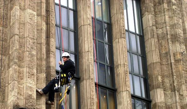 Reabilitação de paramentos verticais Para a utilização do bailéu ou de rappel deverá ser confirmada uma boa zona de ancoragem dos mesmos. A desvantagem é que estes métodos permitem deslocações na vertical mas não efetuar movimentos horizontais.