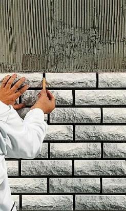 Revestimentos pétreos Para executar um revestimento pétreo é fundamental aplicar um cimento cola adequado. Este material deve ser aplicado no paramento através de uma talocha denteada de modo a controlar a espessura dos cordões de cola. Os elementos pétreos ao serem aplicados devem esmagar completamente os mesmos cordões para garantir uma boa aderência.