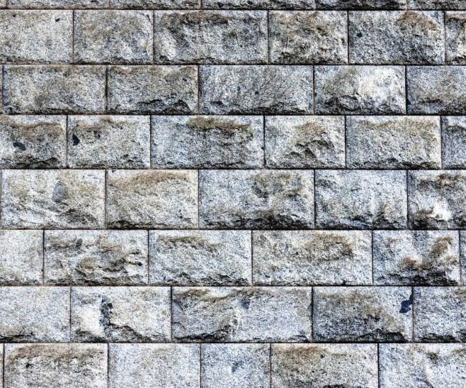 Revestimentos pétreos Na recuperação de fachadas pode efectuar-se uma limpeza do revestimento eficaz com uma máquina de água de alta pressão.