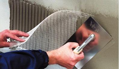 Soluções técnicas Para controlar a tendência de fissuração, o uso de fibras pode ser muito eficiente. É possível classificá-las de acordo com seu material ou sua função. Separando-as por material existem as de aço, de vidro e as poliméricas, sendo que estas últimas podem ser microfibras ou macrofibras poliméricas.