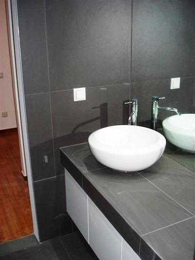 Recuperação de casa de banho A casa de banho é uma divisória complexa da sua casa pois envolve o sistema de canalização que se não for bem executado poderá levar a anomalias graves na sua casa. Na casa de banho o conhecimento técnico e o conhecimento estético devem ter um papel fundamental para a sua concepção.