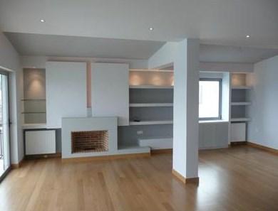 Remodelação de interiores Ao nível de remodelações em interiores podem-se realizar intervenções ao nível de paredes, tetos, pavimentos, organização de espaço, acabamentos, equipamentos, entre outros.