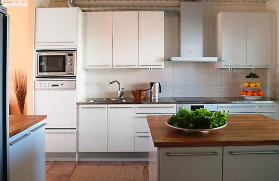 A cozinha é uma divisão que se quer prática, funcional e confortável sem descurar a higiene e organização do espaço.