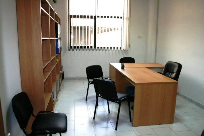 A organização do espaço de um escritório é algo complexo dada a variedade de soluções.