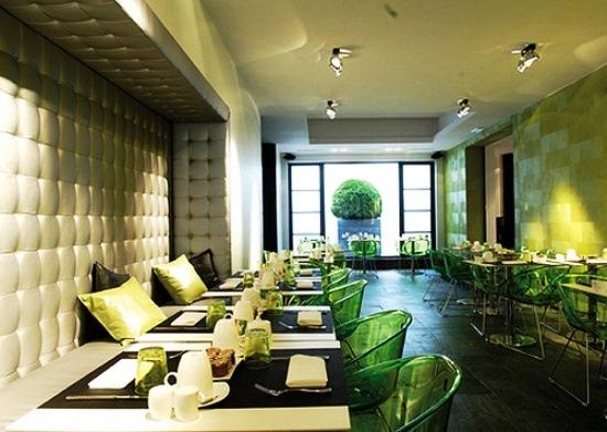 A natureza dos materiais utilizadas numa loja define de forma imperativa a personalidade da envolvente de trabalho.