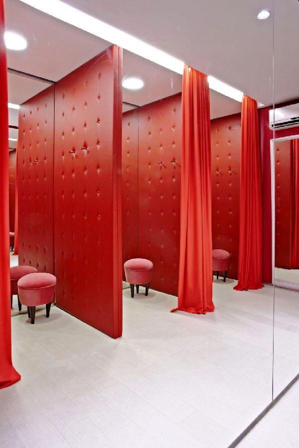 As lojas podem ser constituídas por equipamentos em aço, inox, alumínio ou mesmo madeira de acordo com o conceito pretendido.