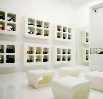 A organização do espaço de uma loja é algo complexo dada a variedade de soluções.