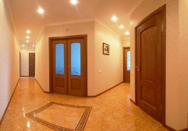 Espaço de corredor Caso pretenda poupar nos custos da remodelação da sua casa-de-banho, poderá pintar os azulejos existentes com pintura própria para o efeito, ou aplicar azulejos novos por cima dos existentes.