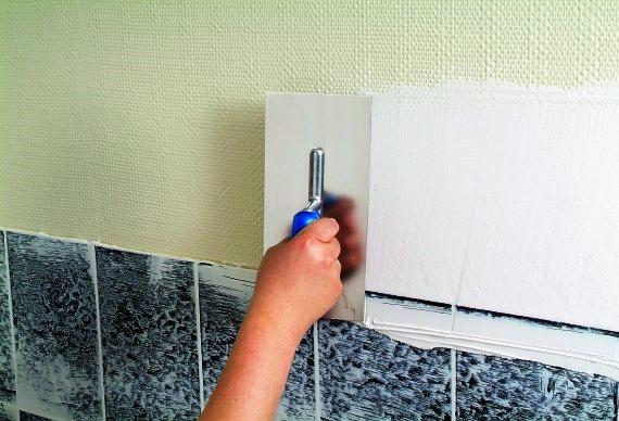 Os acabamentos das paredes envolvem aplicação de estuques, diferentes camadas de tinta, aplicação de tintas acrílicas ou de esmalte, tintas elásticas ou plásticas de durabilidade prolongada.