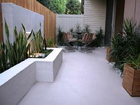 Reabilitação de Espaço Exterior Poderá optar por móveis executados em obra ou comprar móveis já fabricados e o espelho poderá ser embutido.