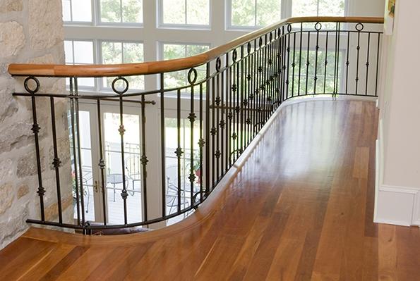 Corrimão interior Os metais mais comummente utilizados em serralharia são o ferro, o cobre, o aço e o alumínio.