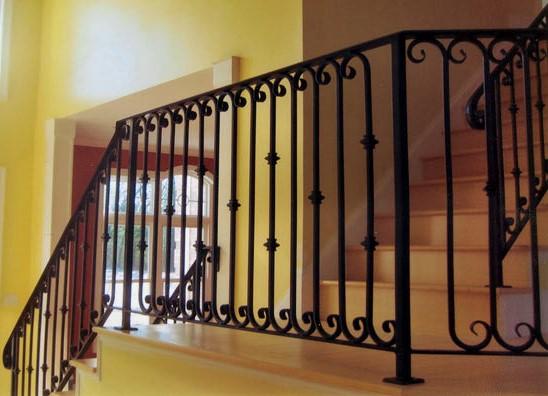 Corrimão interior O ferro é um metal com boa resistência mecânica e é usado em trabalhos de serralharia como gradeamentos, portões e guarda-corpos.