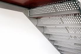 Escada metálica Os materiais utilizados em serralharia podem ter funções estruturais, de protecção, de revestimento ou funções decorativas.