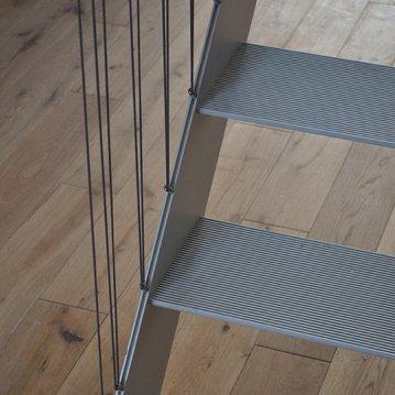 Escadaria metálica Os materiais utilizados em serralharia têm inúmeras aplicações na construção, tanto em interiores como exteriores.