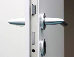 Fechaduras metálicas Entende-se por serralharia qualquer trabalho ou peça executada em metal (fechaduras, grades, escadas, estruturas, entre outros).